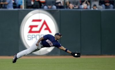 GIANTS04001_CAG.JPG Minnesota Twins’s centerfielder, Torii Hunter makes a diving catch on a Rich Aurilia hit to center field in the bottom of the first inning of play at Pacific Bell Park in San Francisco, Ca., on Tuesday, June 3, 2003. The game was