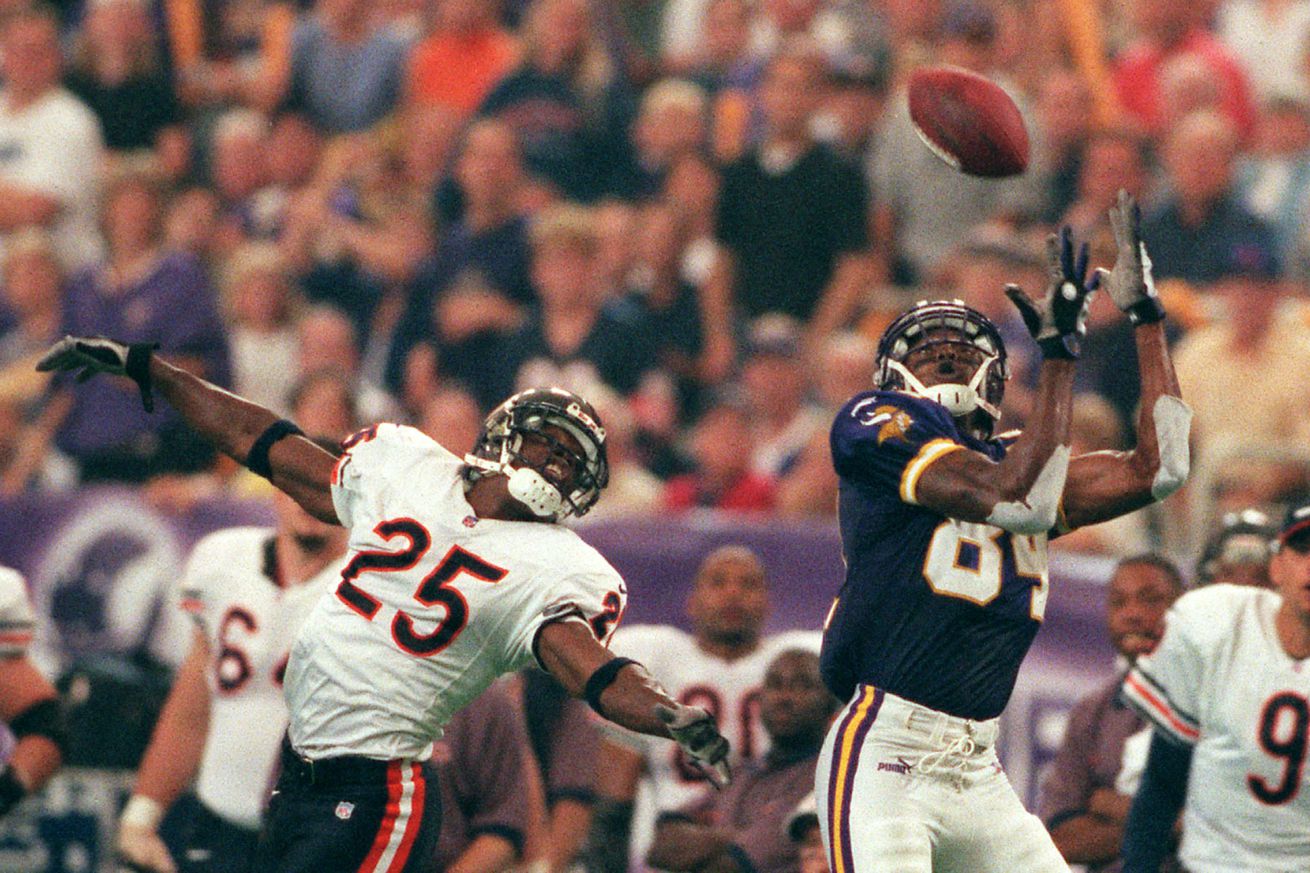 GENERAL INFORMATION: Vikings at home vs. Chicago Bears, noon start. IN THIS PHOTO: MINNEAPOLIS, MN, 9/3/2000, SUNDAY- Vikings vs. Chicago Bears .Vikings Randy Moss pulls down a long pass from Daunte Culpepper over Chicago defensive back Thomas Smit